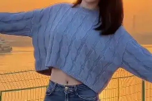 南通网友爆料：一车辆四脚朝天！围着一堆吃瓜群众……